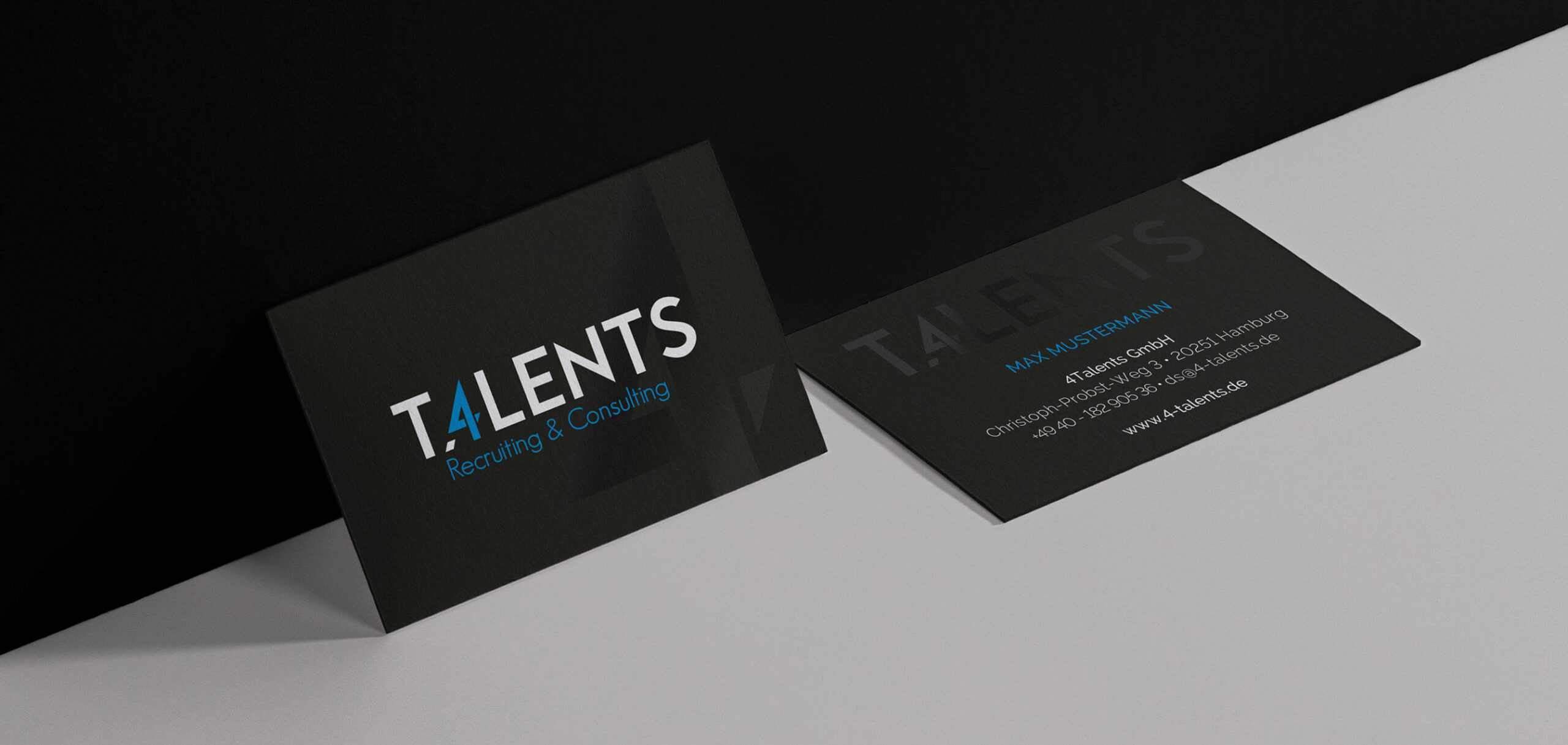 Vorder- und Rückseite der Visitenkarten mit partiellem Lack