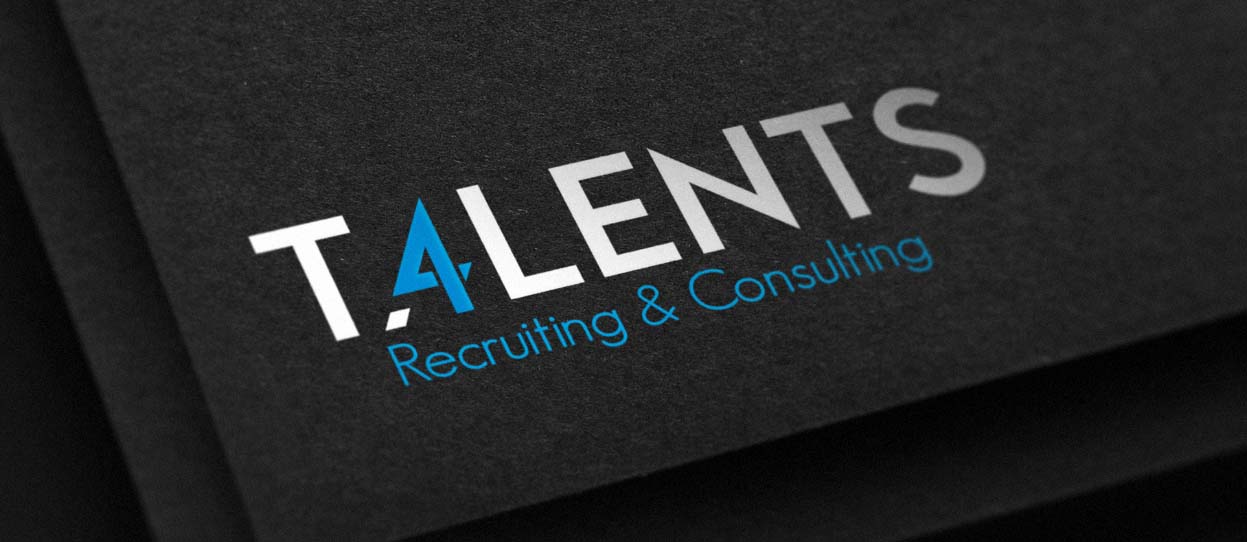 4Talents Logo in Weiss auf dunklem Papier